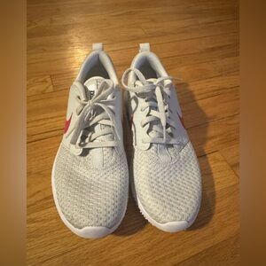 NIKE Women's Roshe Gray and Pink golf shoes